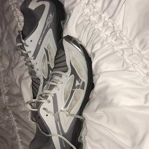 Women’s Mizuno size 9 grey volleyball shoes
